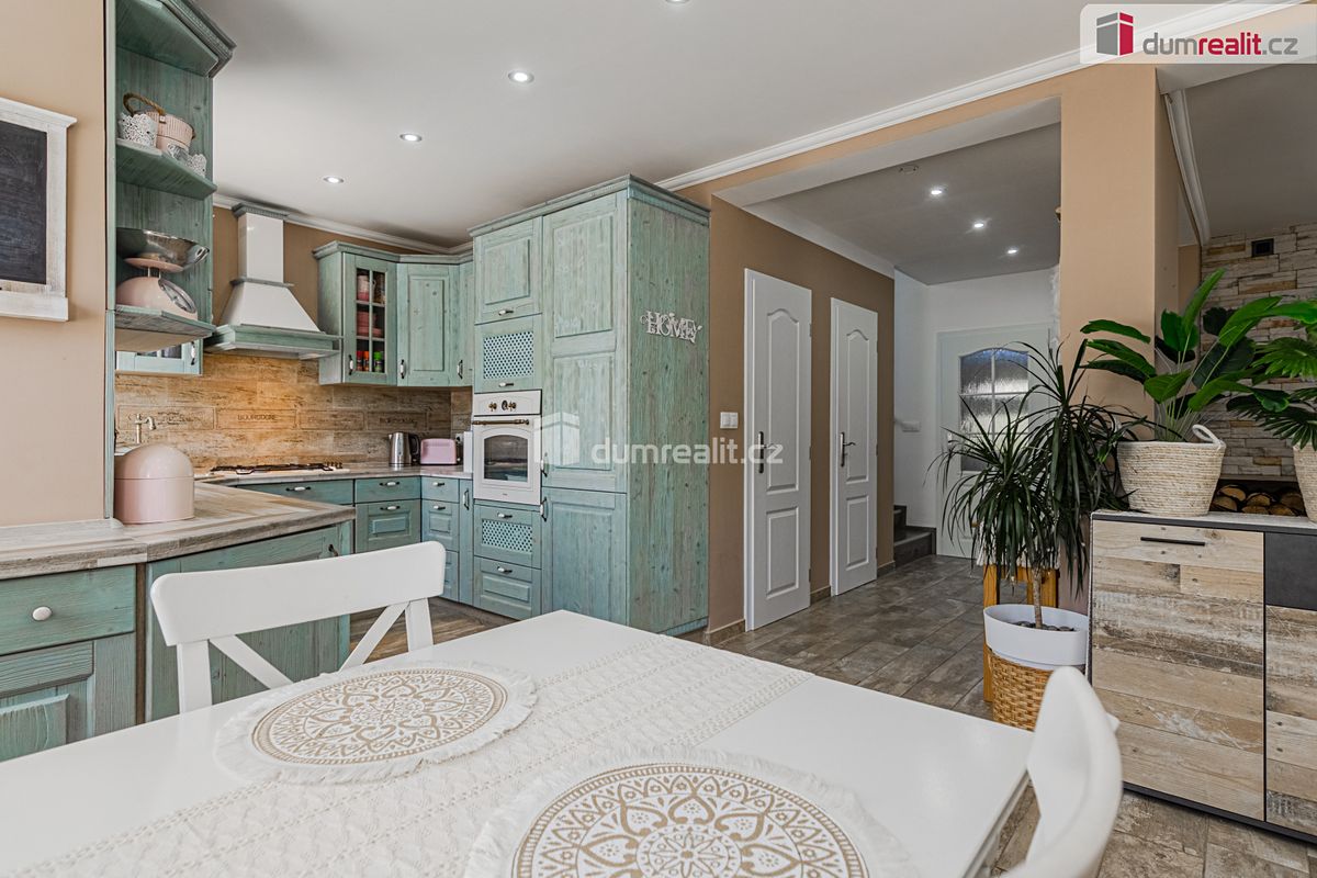 Prodej rodinného domu 135 m², pozemek 860 m² – fotografie 3