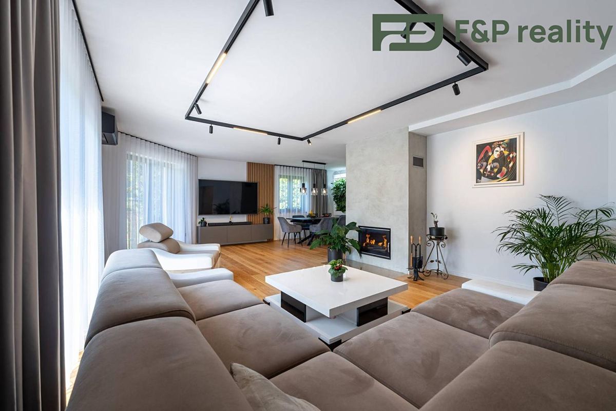 Prodej rodinného domu 320 m², pozemek 902 m² – fotografie 2