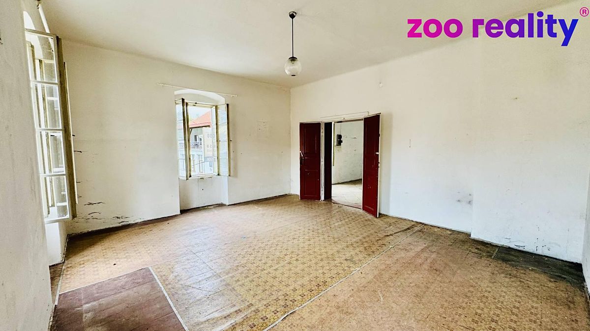 Prodej rodinného domu 360 m², pozemek 584 m² – fotografie 2
