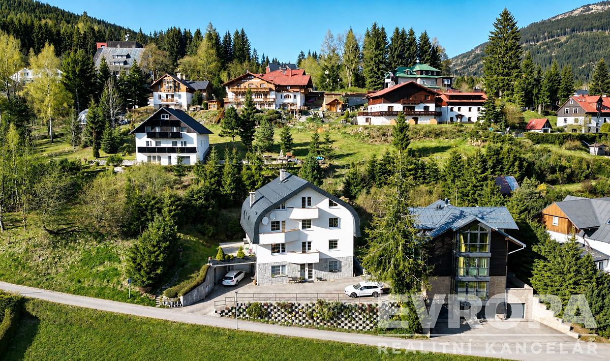Prodej rodinného domu 390 m², pozemek 617 m²