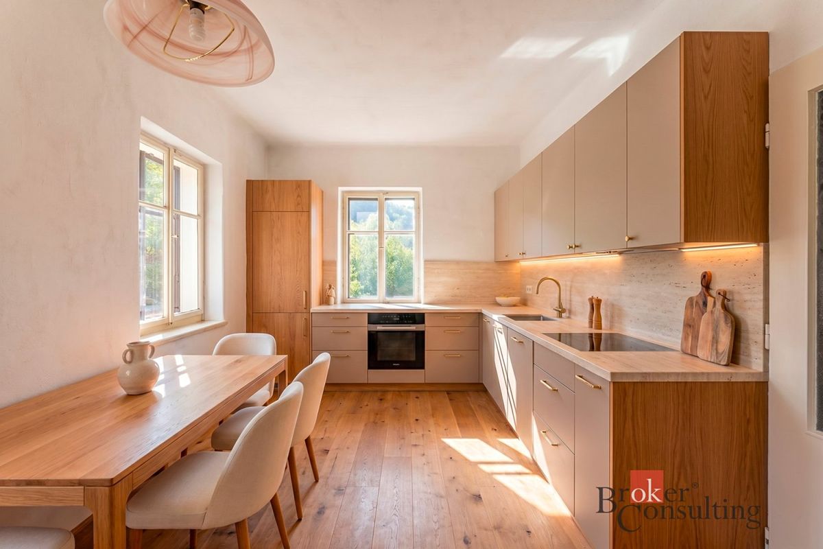 Prodej rodinného domu 266 m², pozemek 584 m² – fotografie 3