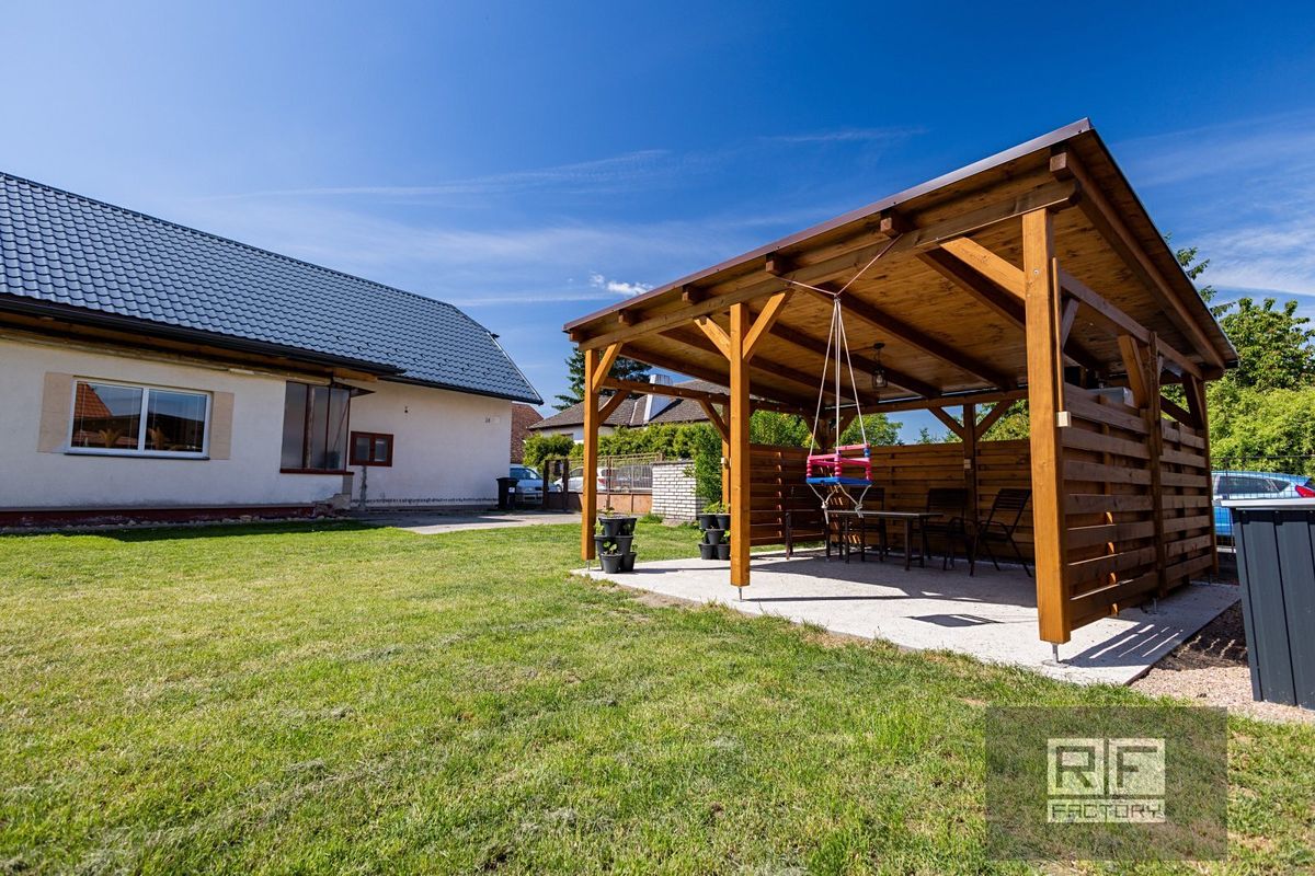 Prodej rodinného domu 220 m², pozemek 690 m² – fotografie 2