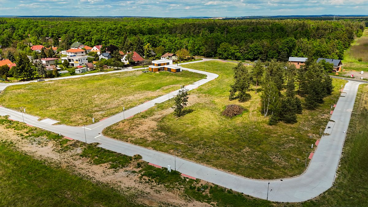 Prodej stavebního pozemku 703 m², Káraný – fotka 1 z 3