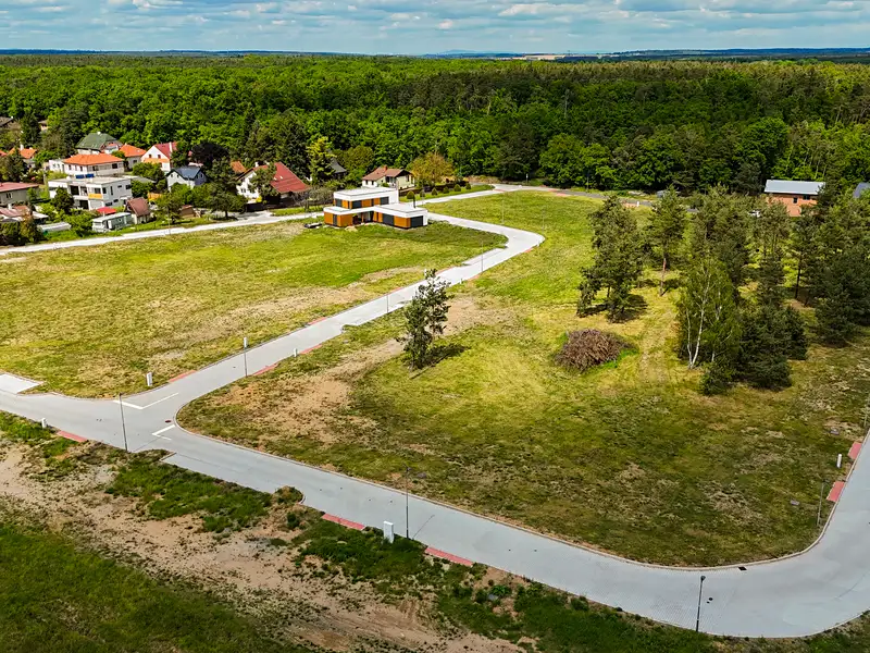 Prodej stavebního pozemku 703 m², Káraný – náhled fotky 1