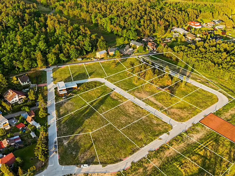 Prodej stavebního pozemku 837 m², Káraný – náhled fotky 1