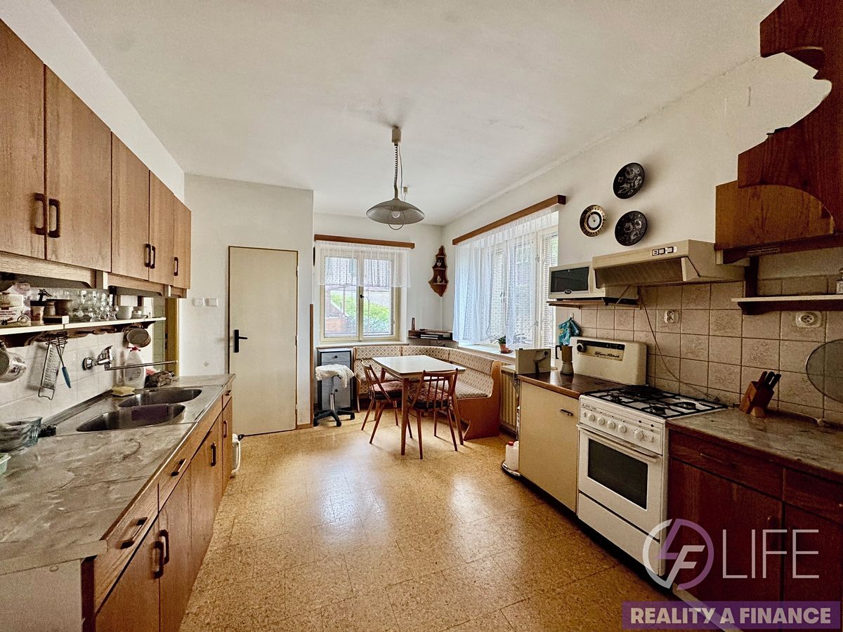 Prodej rodinného domu 220 m², pozemek 301 m² – fotografie 2