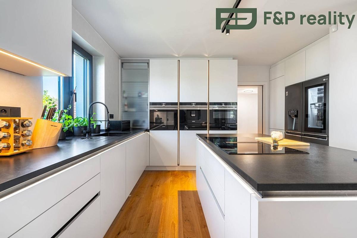 Prodej rodinného domu 320 m², pozemek 902 m² – fotografie 5