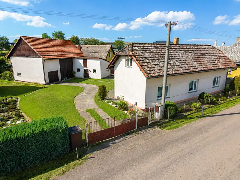 Prodej rodinného domu 188 m², pozemek 2427 m², Březovice – náhled fotky 1