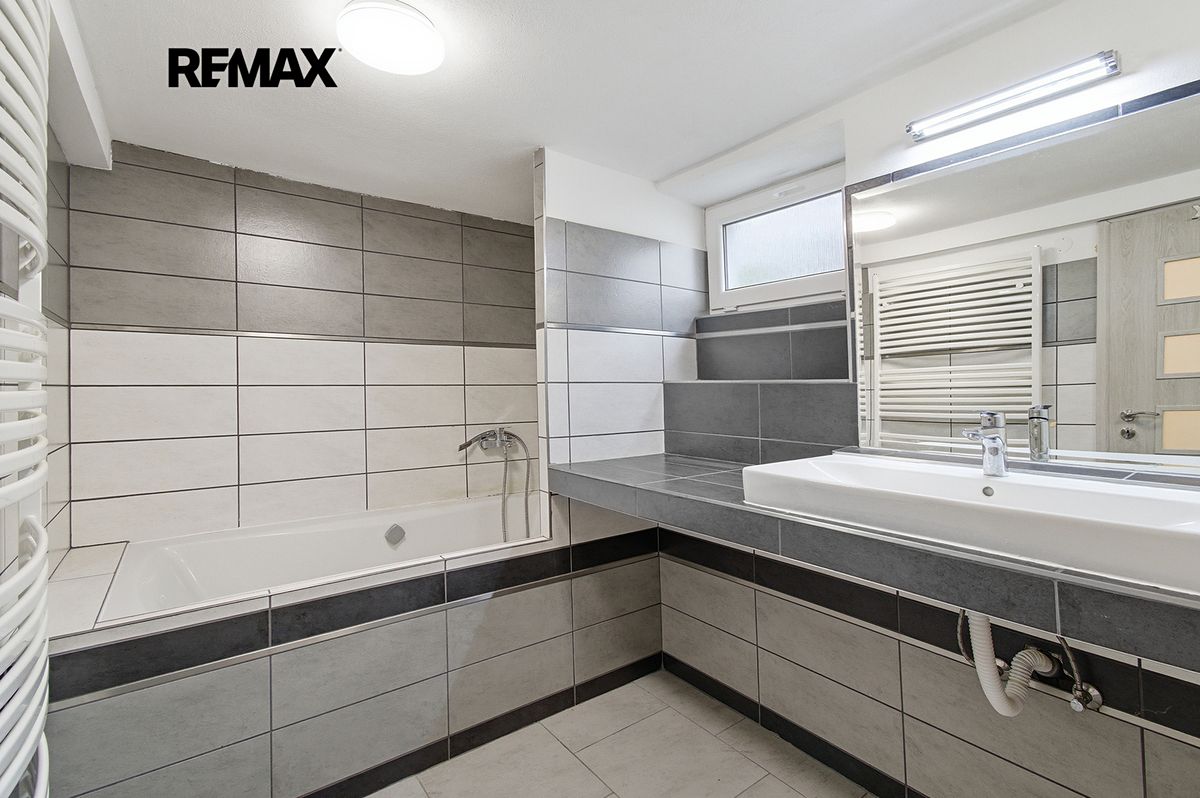 Prodej rodinného domu 207 m², pozemek 1227 m² – fotografie 2