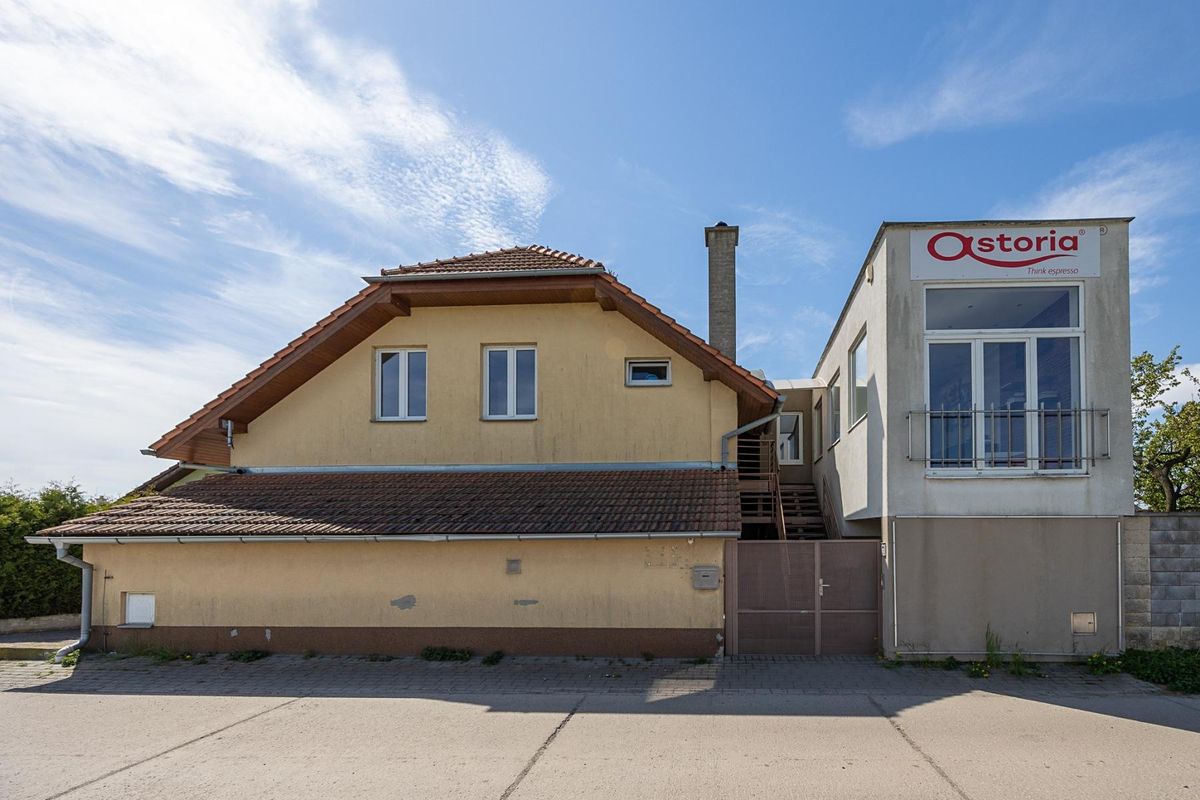 Prodej rodinného domu 283 m², pozemek 246 m² – fotografie 2