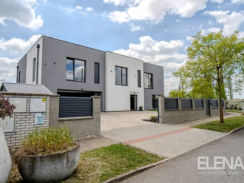 Prodej rodinného domu 416 m², pozemek 1285 m², Vysoký Újezd – náhled fotky 1
