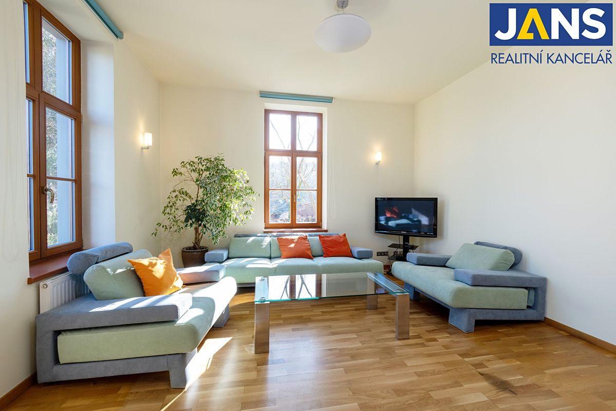 Prodej vily 287 m², pozemek 1900 m² – fotografie 2