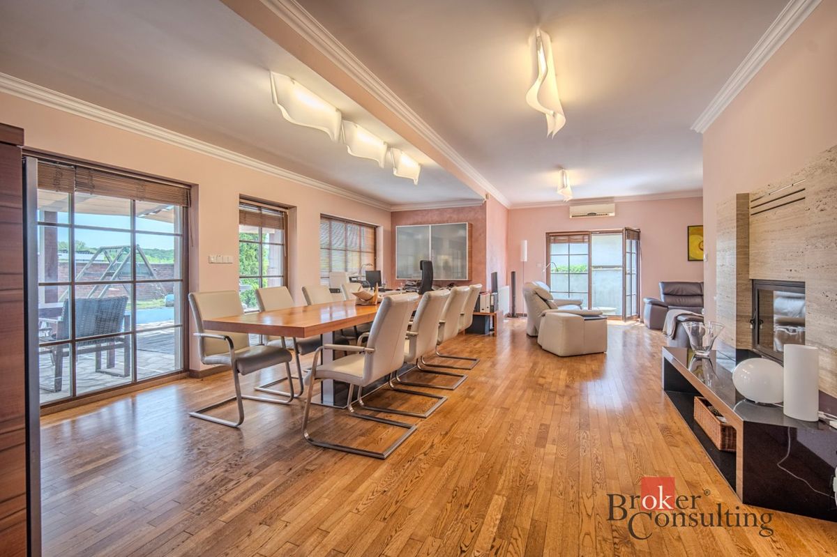 Prodej rodinného domu 307 m², pozemek 874 m² – fotografie 3