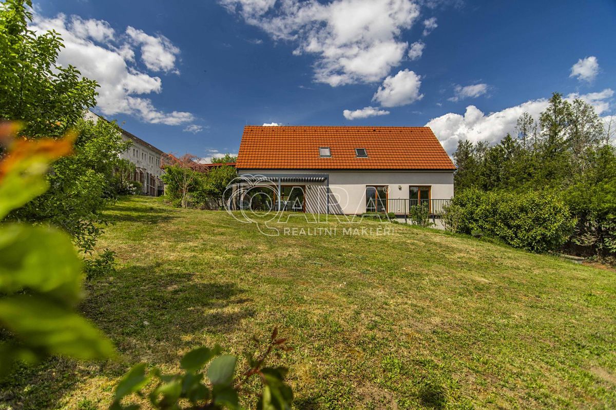 Prodej rodinného domu 241 m², pozemek 1020 m²
