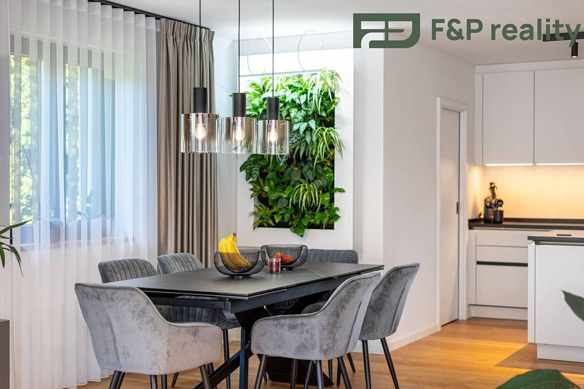 Prodej rodinného domu 320 m², pozemek 902 m² – fotografie 3