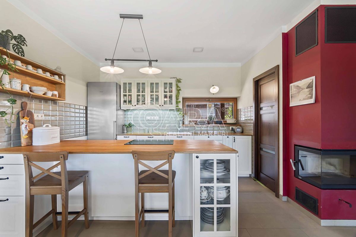 Prodej rodinného domu 241 m², pozemek 1020 m² – fotografie 4