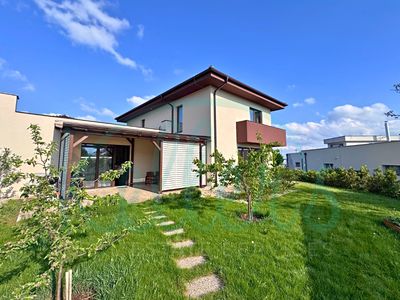 Pronájem rodinného domu 244 m², pozemek 972 m²