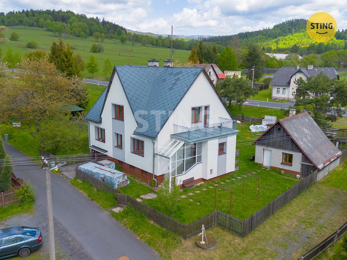 Prodej rodinného domu 240 m², pozemek 1143 m² – fotografie 2