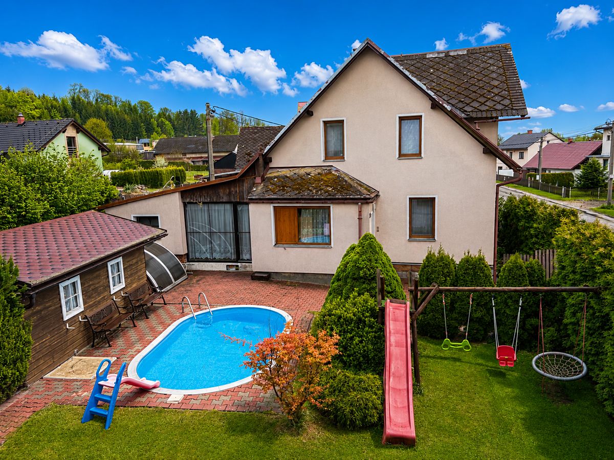 Prodej vícegeneračního domu 425 m², pozemek 818 m² – fotografie 2