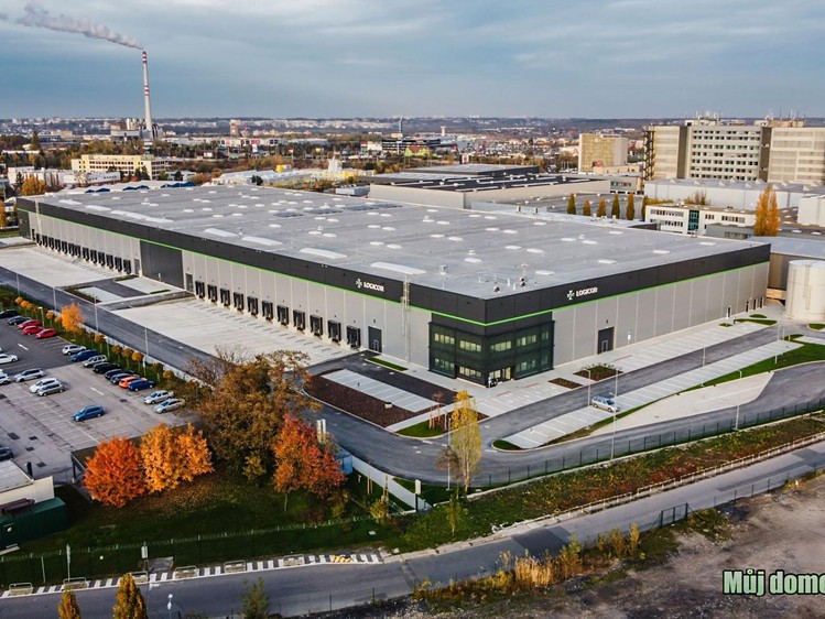 Комерційне приміщення в оренду, 10 200 м² (1 з 11)