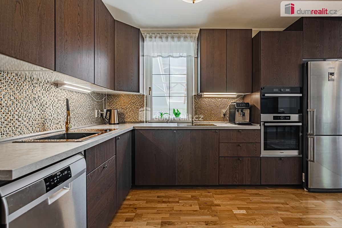 Prodej rodinného domu 260 m², pozemek 1250 m² – fotografie 3