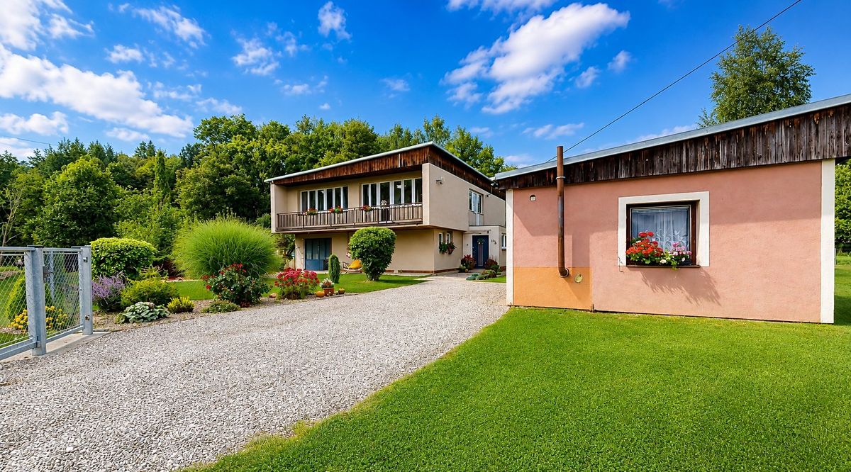 Prodej rodinného domu 215 m², pozemek 3394 m²