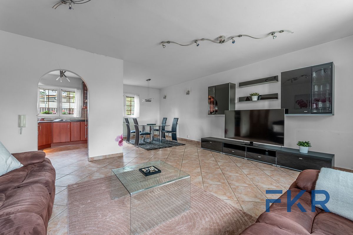 Prodej rodinného domu 242 m², pozemek 397 m² – fotografie 3