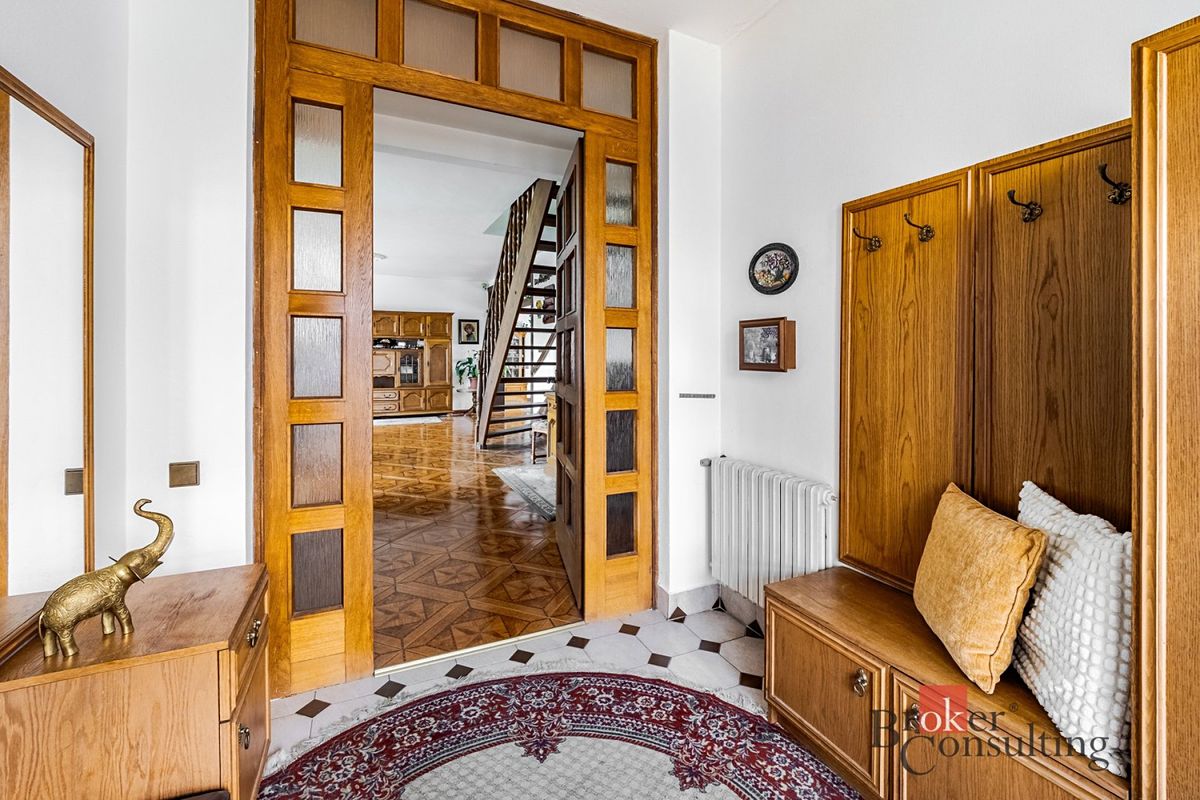 Prodej rodinného domu 220 m², pozemek 887 m² – fotografie 4