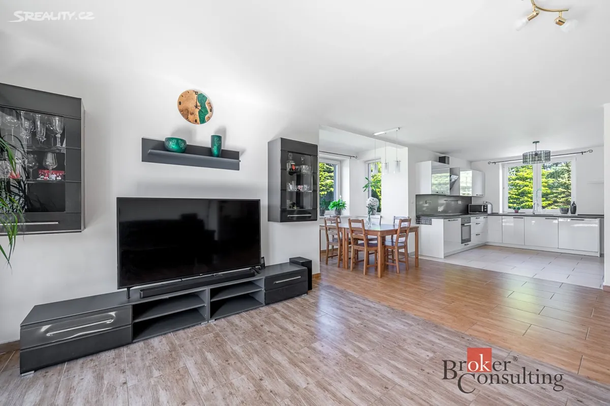 Prodej rodinného domu 222 m², pozemek 701 m² – pohled 3