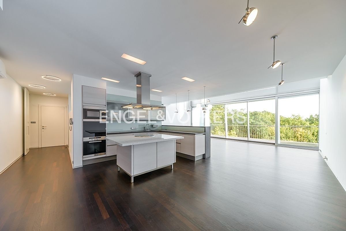 Pronájem bytu 6 pokojů a více 297 m² (Mezonet)