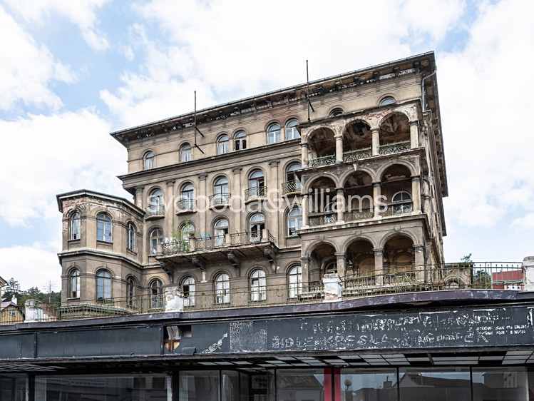 Prodej komerčního prostoru, 1 200 m² (1 z 12)