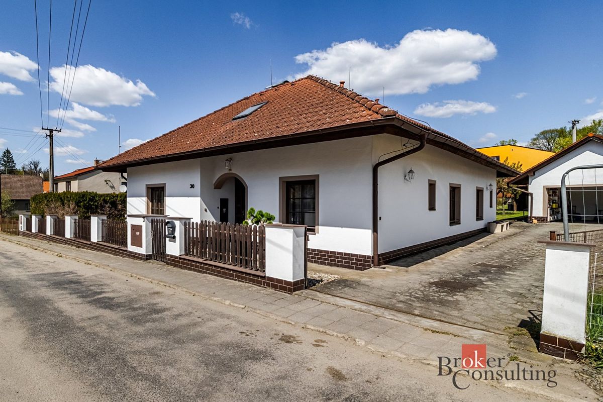 Prodej rodinného domu 220 m², pozemek 887 m² – fotografie 3