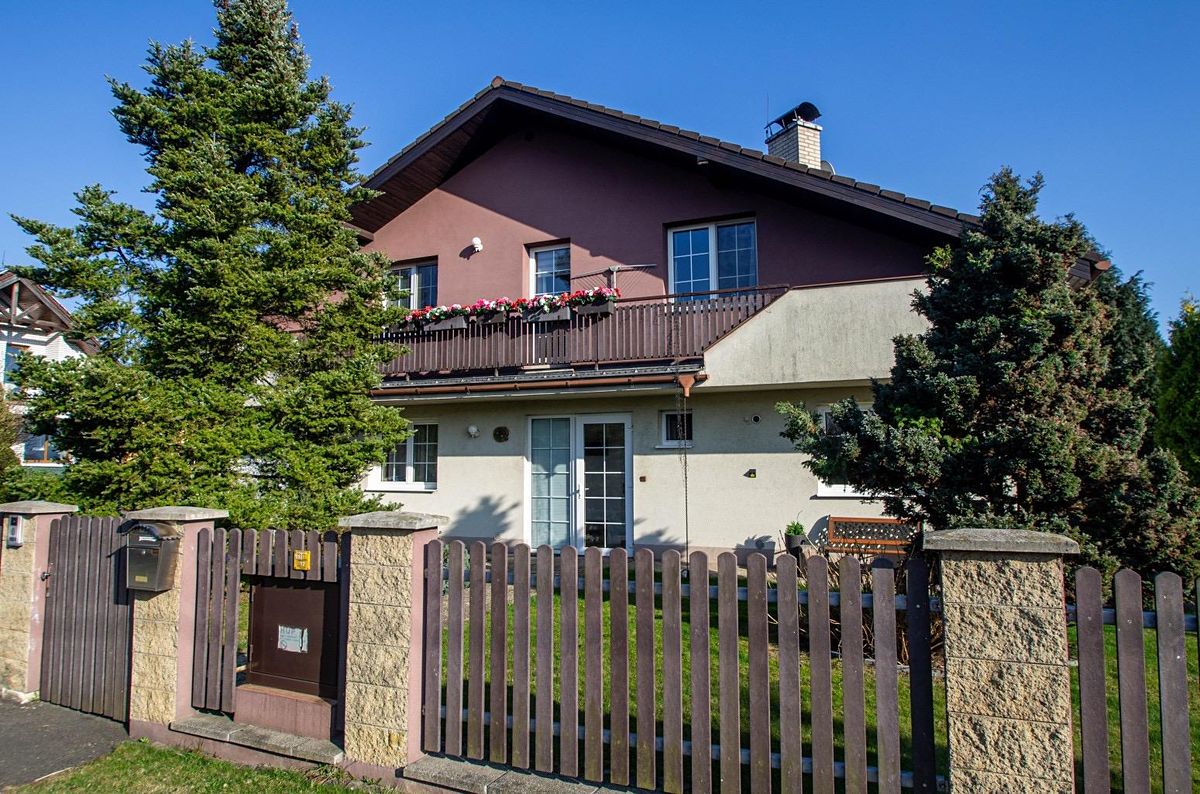 Prodej rodinného domu 213 m², pozemek 735 m²