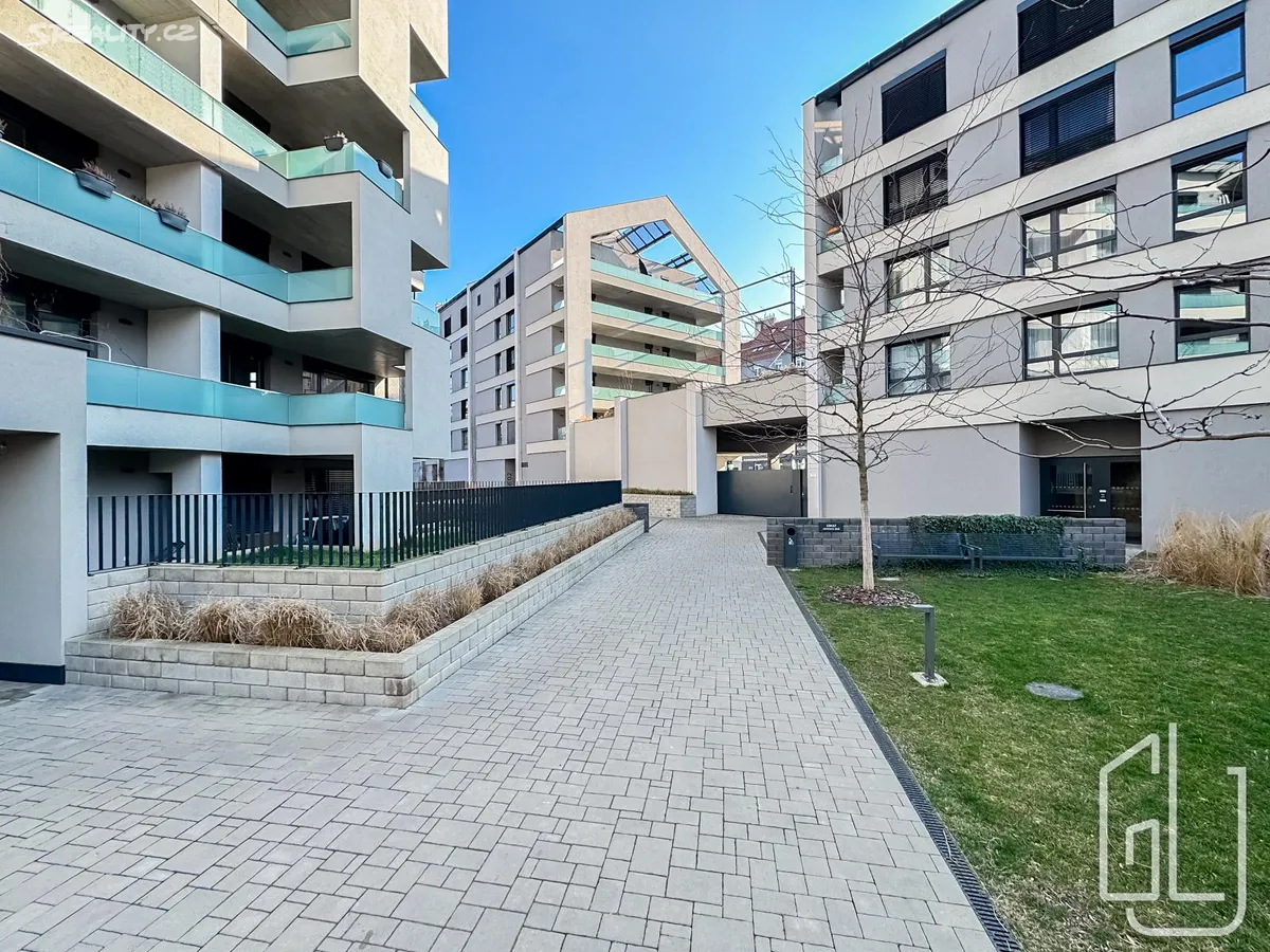 Pronájem garážového stání 12 m², Praha