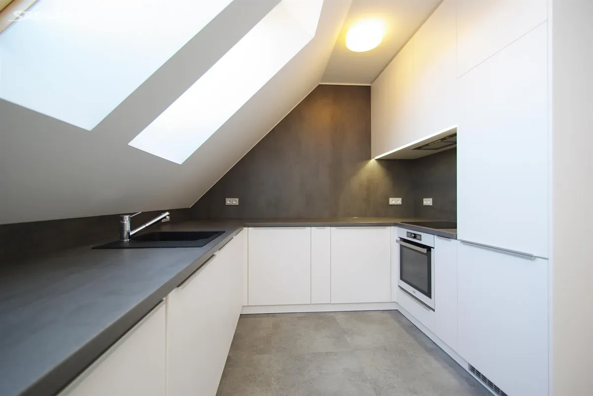 Pronájem bytu atypický 82 m² – pohled 2