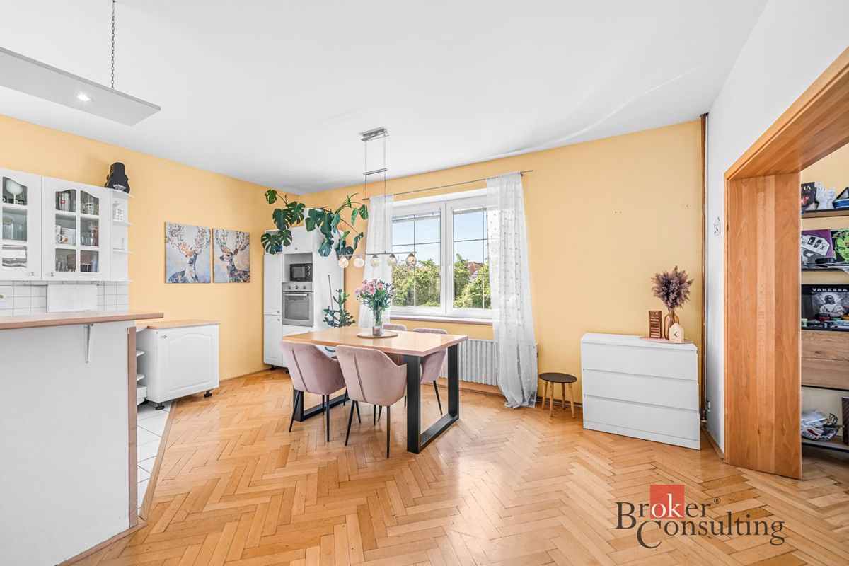 Prodej rodinného domu 250 m², pozemek 574 m² – fotografie 2