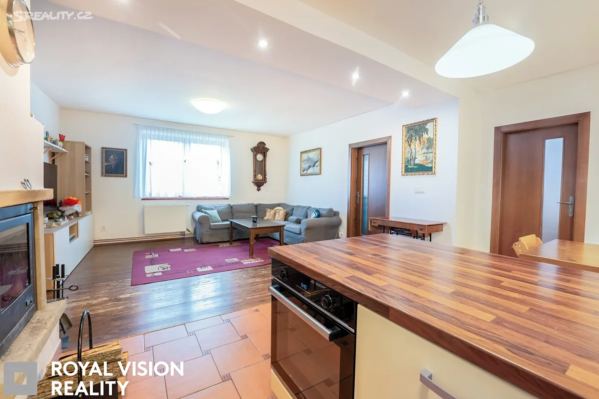 Prodej rodinného domu 239 m², pozemek 1160 m² – pohled 5
