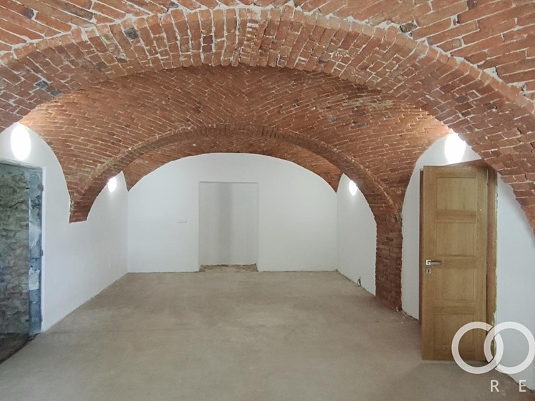Pronájem komerčního prostoru, 330 m² (1 z 3)