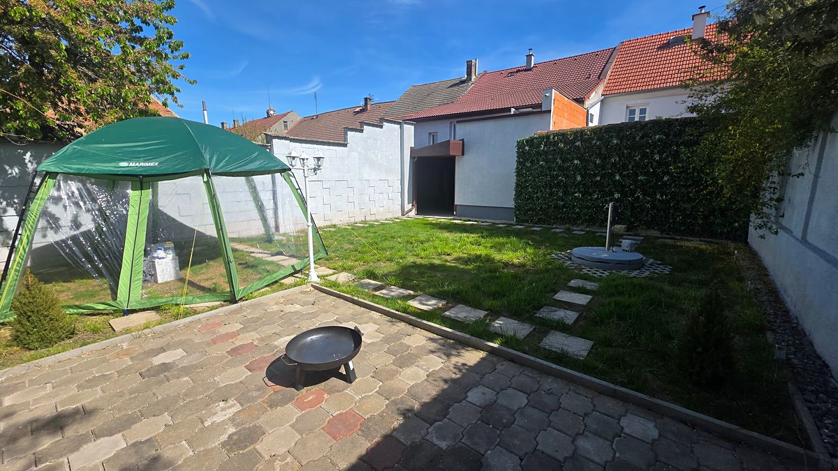 Prodej rodinného domu 222 m², pozemek 298 m² – fotografie 2