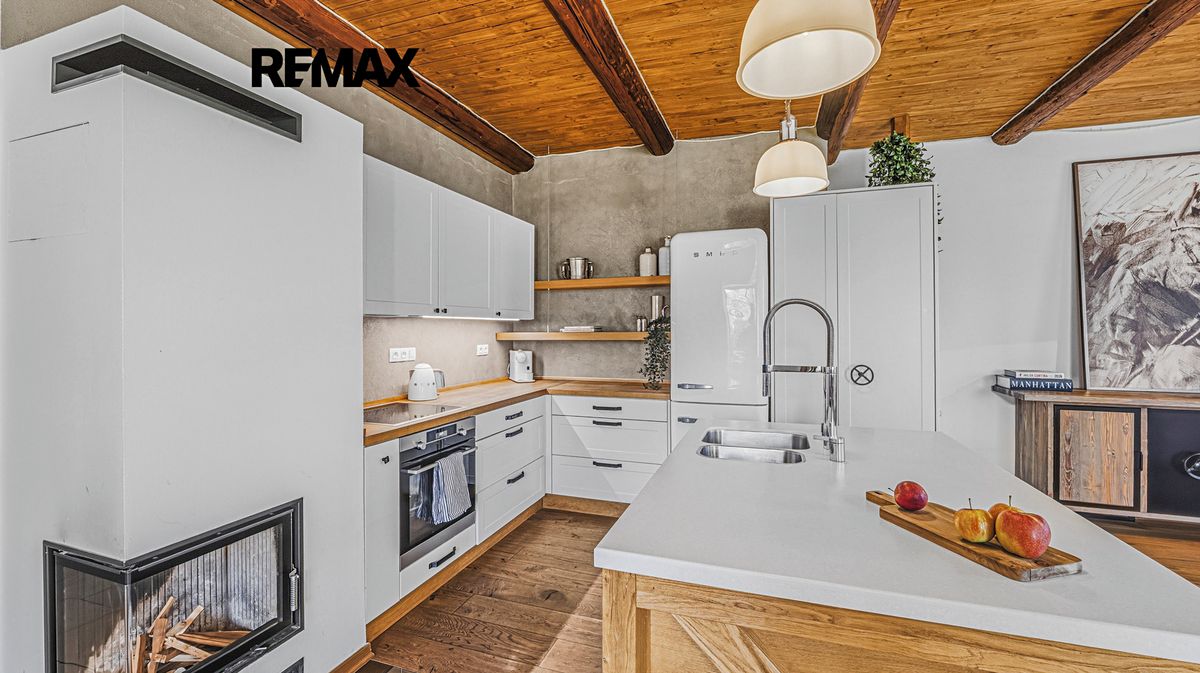 Prodej rodinného domu 352 m², pozemek 1650 m²