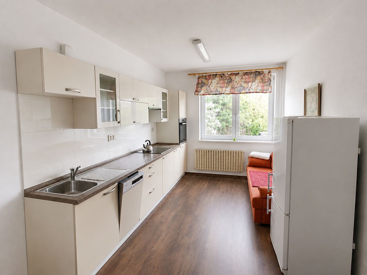 Prodej rodinného domu 200 m², pozemek 399 m² – fotografie 3