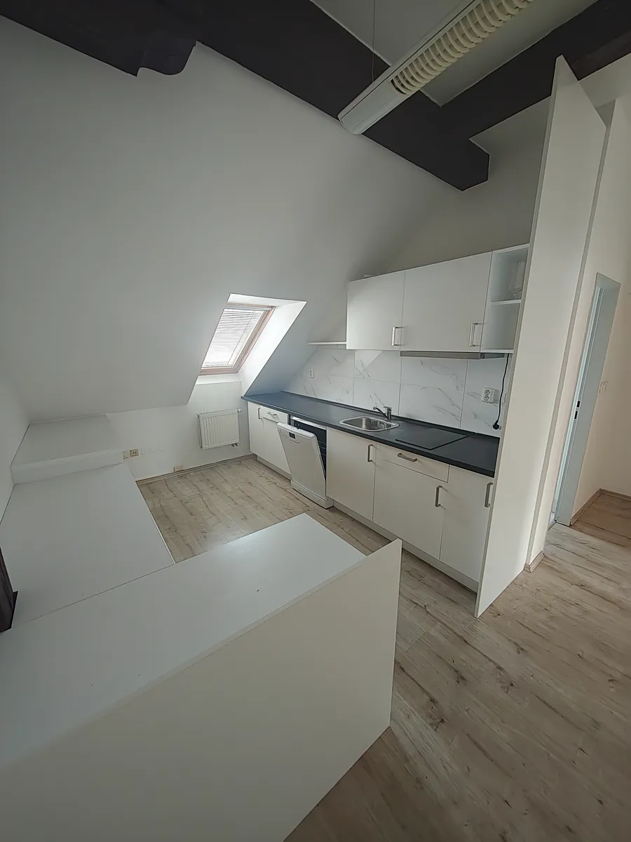 Pronájem kanceláře 98 m²