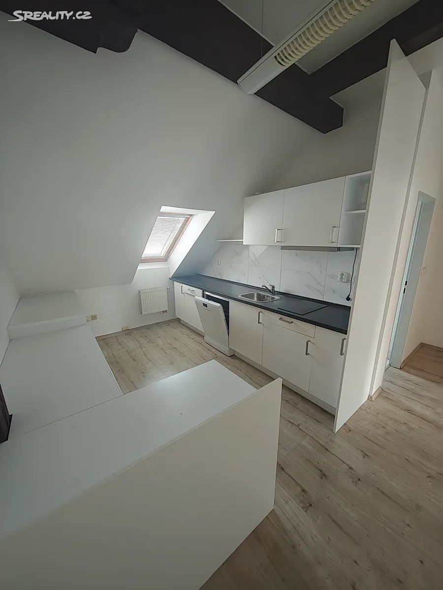 Pronájem kanceláře 98 m², Praha