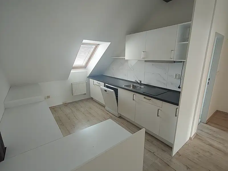 Pronájem kanceláře 98 m², Praha – náhled fotky 1