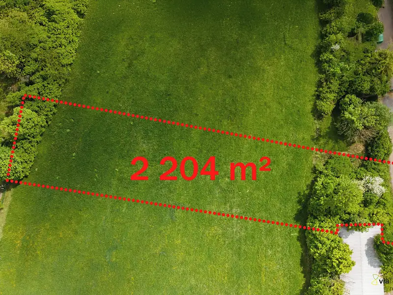Prodej stavebního pozemku 2204 m², Holice – náhled fotky 1