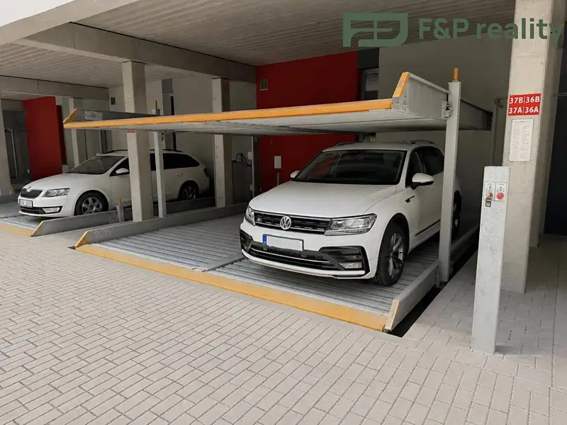 Pronájem garážového stání 18 m², Kolín – náhled fotky 1
