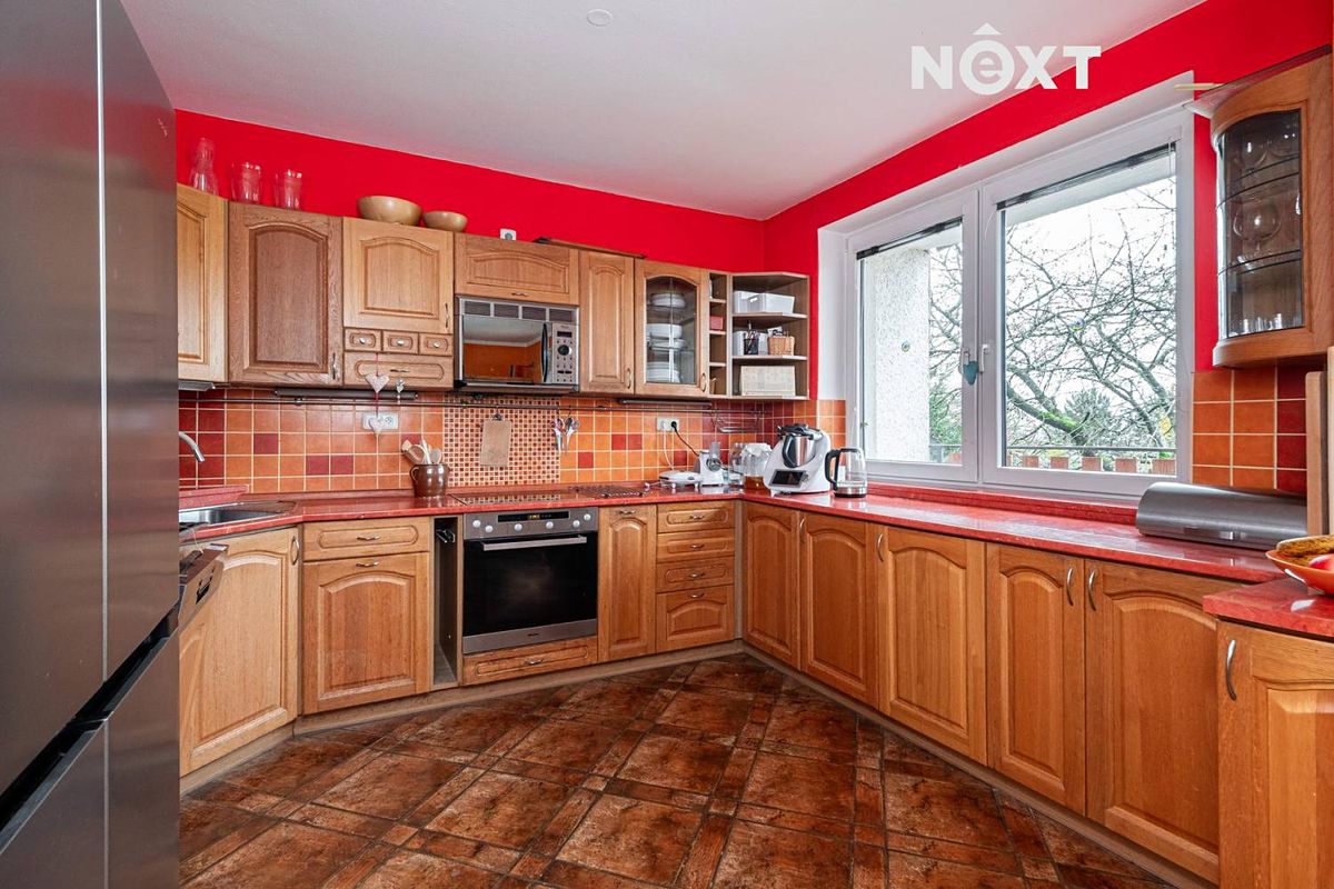 Prodej rodinného domu 200 m², pozemek 704 m² – fotografie 3