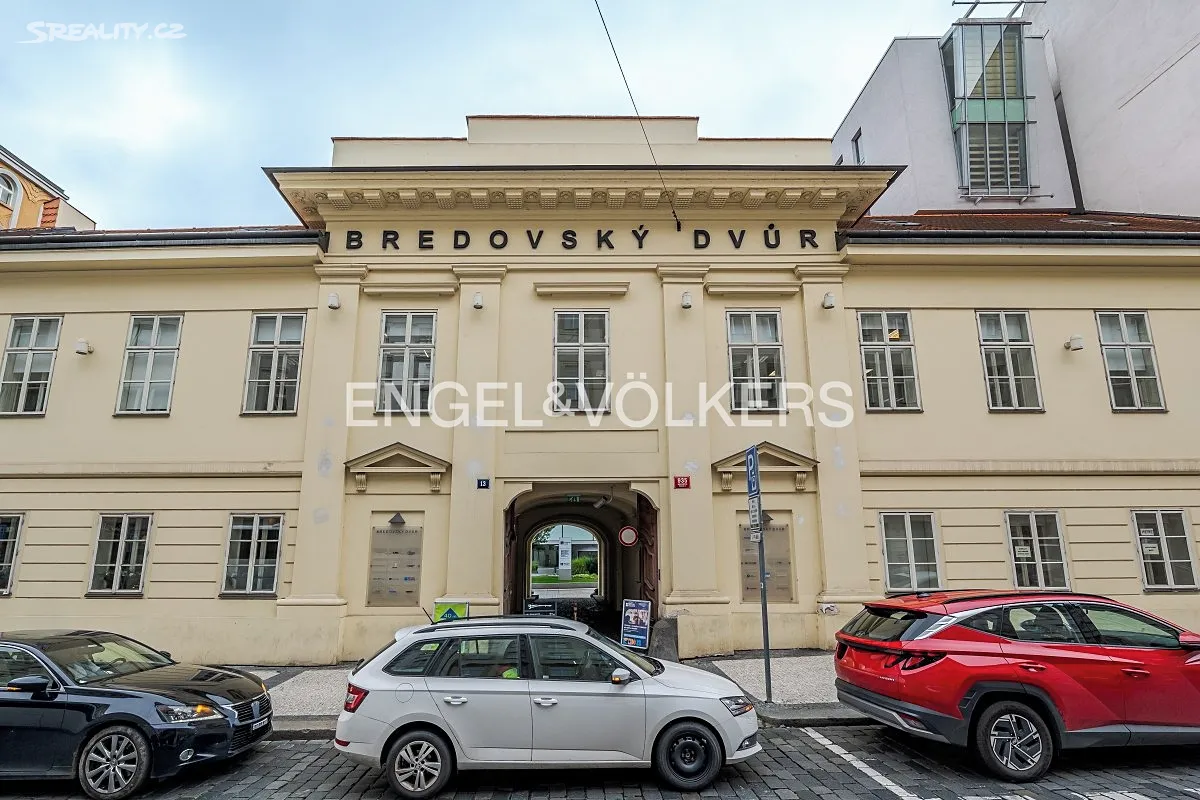 Pronájem kanceláře 300 m², Praha