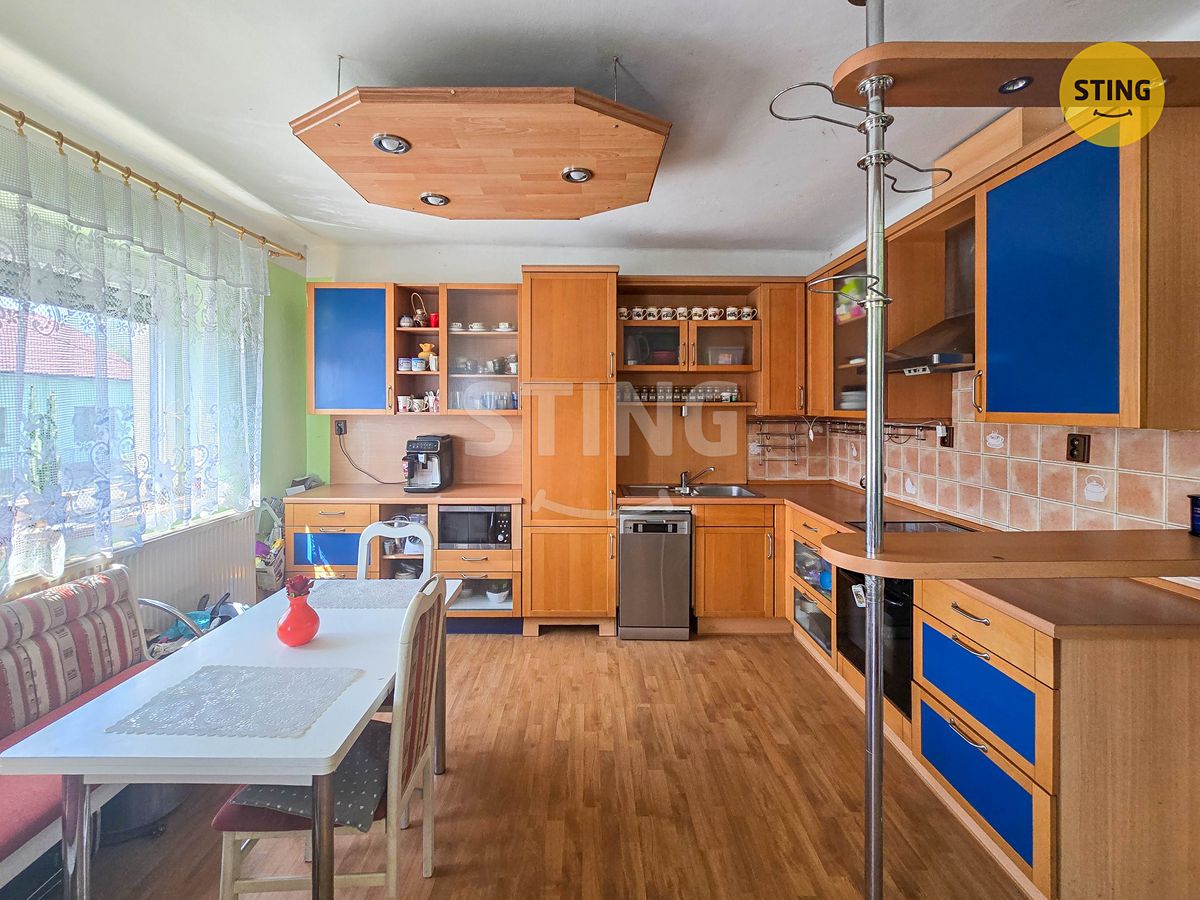 Prodej rodinného domu 200 m², pozemek 710 m² – fotografie 5
