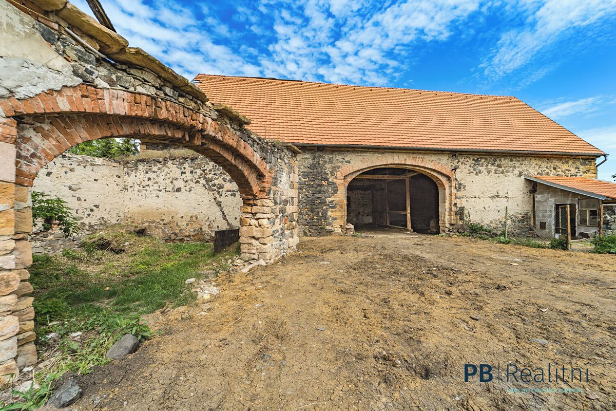 Prodej rodinného domu 300 m², pozemek 1821 m² – fotografie 5